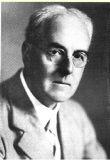 Retrato fotográfico em preto e branco de Lewis Fry Richardson, de terno e gravata.